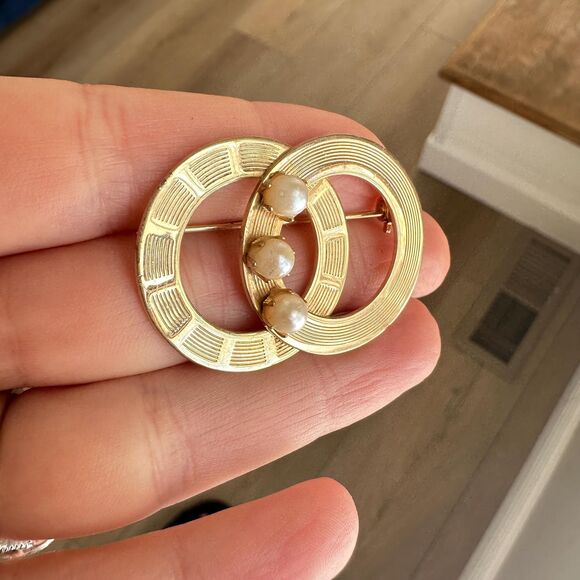Vintage Double Ring Gold Tone Pearl Brooch Pin - Picture 3 of 5